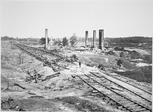 Ruiny Hoodova 28vozového muničního vlaku a Scofield Rolling Mill, poblíž Atlanty, Georgia, září 1864 (černobílá fotografie) od George N. Barnard