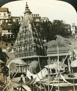Chrámy na březích Gangy, Benares, Indie, c1909. od George Rose