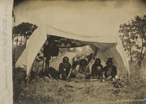 "Vlk na kopci" a manželka; Malý býk a manželka (Apači) delegáti výroční velké rady od George W. Ingalls