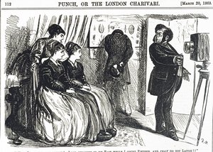 Karikatura zobrazující pompézního portrétního fotografa žádajícího o nemožné od George du Maurier
