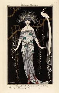 Velké večerní šaty ze stříbrného brokátu, modré paruky a peří. od Georges Barbier