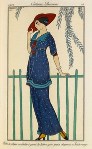 Robe de plage en faulard garni de tussor gros grain chapeau en Suède rouge. Kostýmy Parisiens č.15. Žena v plážových šatech a šátku ze surového hedvábí zdobeného grogrénem ve skvrnité modré a červené čepici. od Georges Barbier
