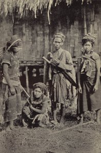 Barma: Kačjinský muž s charakteristickým dah a tři ženy (černobílá fotografie) od Georges Bertin Scott