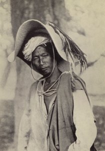 Barma: Shan obchodník ve svém horkém klobouku (černobílá fotografie) od Georges Bertin Scott