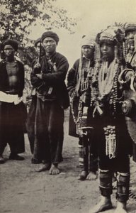 Barma: Muži Akha se ženami ve vší parádě (č/b foto) od Georges Bertin Scott