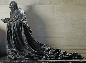 Kardinál René de Birague v modlitbě (Bronzová socha