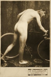 Kabinetní karta nahého cyklisty, cca 1898 (Sépiová fotografie)