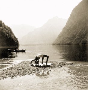 Eva Braunová v plavkách při cvičení u Koenigssee od German Photographer