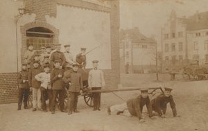 Němečtí vojáci táhnou (dělový) vůz. Pohlednice odeslaná v roce 1913. od German Photographer