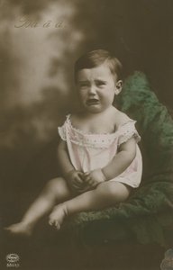 Pohlednice plačícího chlapce, odeslaná v roce 1913 (ručně kolorovaná fotografie) od German Photographer