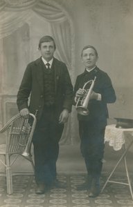Pohlednice dvou mladíků s trubkami, jeden v uniformě Heilsarmee, odeslaná v roce 1913 (čb foto) od German Photographer
