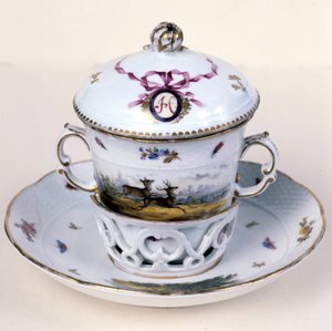 Porcelánový osikový šálek z 19. století (slouží k pití horkých nápojů). Německá výroba. Besancon. Muzeum výtvarných umění od German School
