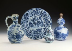 Výběr frankfurtské modré a bílé keramiky v čínském stylu, cca 1700 (keramika) od German School