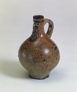 Láhev vína Bartmannkrug nebo Bellarmin zdobená aplikovanou vousatou maskou, Německo, cca 1630-40 (slaná glazovaná kamenina)