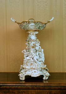 Stojan na dort s andělíčky znázorňujícími roční období, cca 1830 (porcelán)
