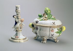 Svícen a přikrytá mísa ze služby St. Andrew Service, Míšeň, 1744-5 (porcelán)