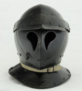 Uzavřený Burgonet ve formě „Totenkopf“, počátek 17. století (železo a černá barva s moderní kůží) od German School