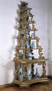 Sbírka modrobílého porcelánu na pyramidovém stojanu, Německo, pozlacené dřevo, počátek 18. století