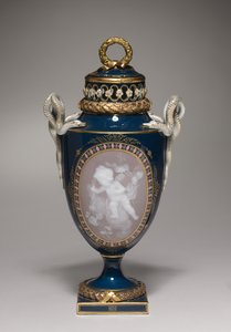 Obalená váza, vyrobená v Meissen Porcelain Factory, Německo, 1881 od German School