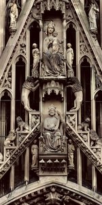 Detail Panny Marie s dítětem, ze štítu nad centrálním portálem na západním průčelí, započatý 1277 (kámen) od German School