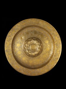 Miska z ryté mosazi se stříbrnou vložkou, střední medailon obklopený spirálovitými gadroony, 1500-1525 od German School