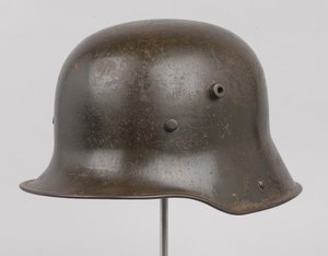 Německá ocelová přilba nebo „Stahlhelm“, kolem roku 1916 (helma) od German School