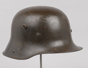 Německá ocelová přilba nebo „Stahlhelm“, kolem roku 1916 (helma) od German School