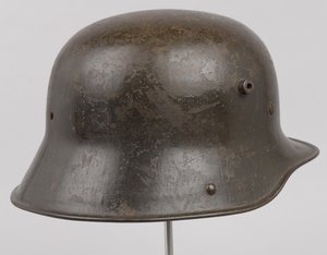 Německá ocelová přilba nebo „Stahlhelm“, kolem roku 1916 (helma) od German School