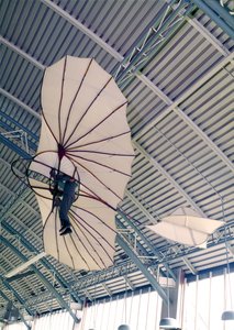 Kluzák vyrobený pro Otto Lilienthala (1848-96) kolem roku 1891 (bavlna a dřevo) (viz také 56774) od German School