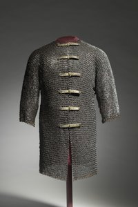 Hauberk, cca 1400-1450 (ocelové a mosazné kroužky, nýtované moderními přezkami a popruhy) od German School