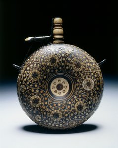 Prášková baňka, cca 1620-50 (ořech s rohovinou, kost, mosaz a železo) od German School