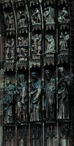 Sochařský detail z pravé strany středního portálu, západní průčelí, zač. 1277 (kámen) od German School