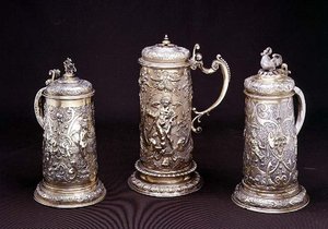 Stříbrný zlacený válcový korbel od Paula Hubnera, Ausburg 1590; stříbrně zlacený válcový korbel od Tobiase Kramera, Ausburg 1620; balíkový zlacený válcový korbel od Paula Hubnera, Ausburg 1590, 16.-17. od German School