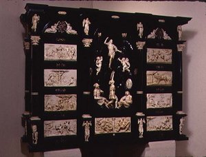 Jihoněmecký Kunstcabinet, zdobený vyřezávanými postavami a plaketami, 1690 (ebonizované dřevo a slonovina)
