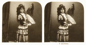 Stereoskopická karta zobrazující mladou ženu v tradičním španělském kroji z oblasti Aragonie, kolem roku 1900 (sépiová fotografie) od German School