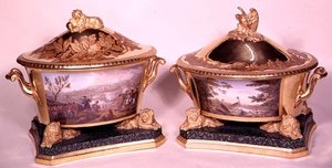 Dvě konvice z pruského jídelního servisu, Berlín, 1816-19 (porcelán a zlacení) (viz také 3043 a 68588)