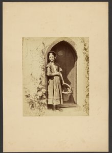 [Dívka stojící ve dveřích] od Gertrude Elizabeth Rogers