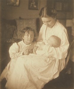 [Matka v županu, sedící, s kojencem a malým synem] od Gertrude Käsebier