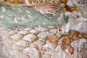 Ruce Madonny della Misericordia zakrývající skupinu zahalených žen, fragment fresky Giacoma de Buschise s názvem il Borlone, kostel Santa Maria Nascente, Gromo San Marino, Lombardie, Itálie
