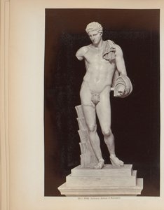 Socha Herma z Belvederu ve Vatikánských muzeích v Římě, Itálie Roma (Vaticano) Antinoo di Belvedere (titul na objektu) od Giacomo Brogi (attributed to)