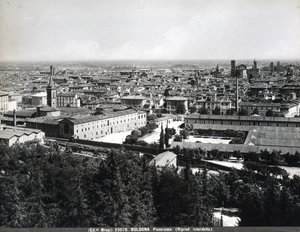 Panoramatický výhled na Bolognu s továrnami a náměstím. od Giacomo Brogi