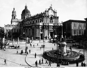 Piazza del Duomo v Catanii, s katedrálou zasvěcenou svaté Agátě a Sloní fontánou, kolem roku 1900