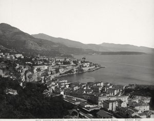 Pohled na Condamine a Montecarlo, dvě obydlená města s výhledem na moře. Fotografie byla pořízena z Monaka od Giacomo Brogi