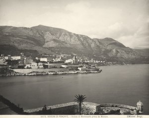 Pohled na Montecarlo, letovisko s výhledem na Ligurské moře. V pozadí se tyčí Přímořské Alpy. Fotografie byla pořízena z Monaka od Giacomo Brogi