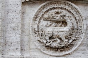 Erb na fasádě St Louis francouzského kostela od Giacomo della Porta