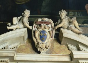 Vnitřní pohled na kapli Barberini, detail ozdobného štítu dvou cherubů podpírajících erb mramor, lapis lazuli