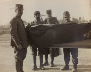Album "Pictures of War II": Italští vojáci nesou rakev padlého z Velké války (černobílá fotografie)