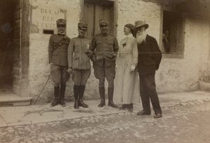 Album "Pictures of War II": Červený kříž a italští vojáci (černobílá fotografie)