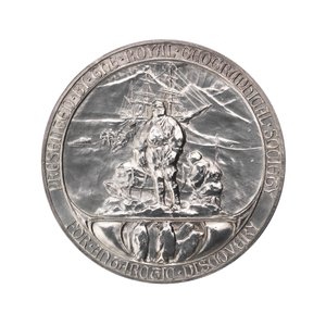 Medaile Královské geografické společnosti: (stříbrná): Scottova antarktická expedice 1902-1904, cca 1904 (stříbrná) od Gilbert Bayes