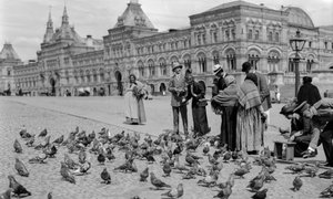 Krmení holubů na Rudém náměstí, v pozadí horní obchodní řady. Horní obchodní řady... od Gilbert H. Grosvenor